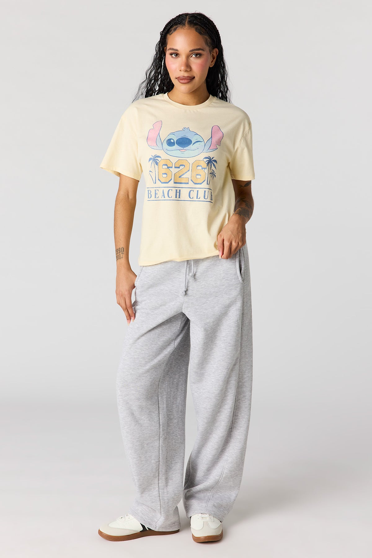 Vue alternative 3. T-shirt de coupe garçonne à imprimé Stitch