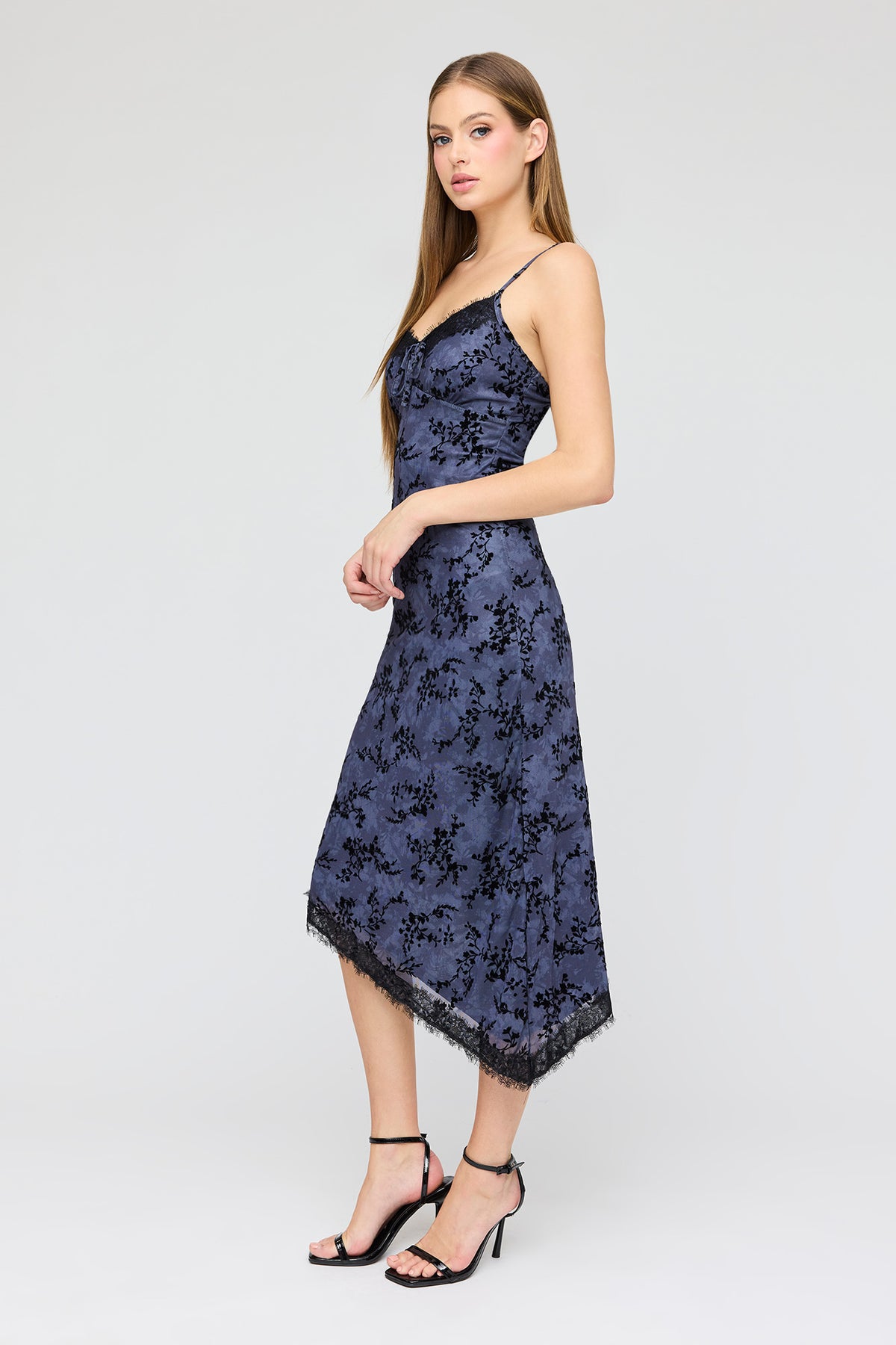 Vue alternative 2. Robe midi asymétrique fleurie en filet