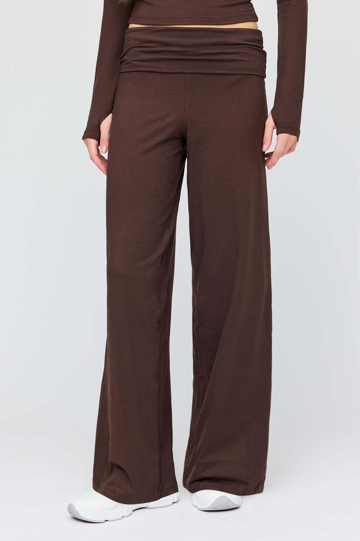 Vue alternative 2. Pantalon Active à jambe large avec bande pliée