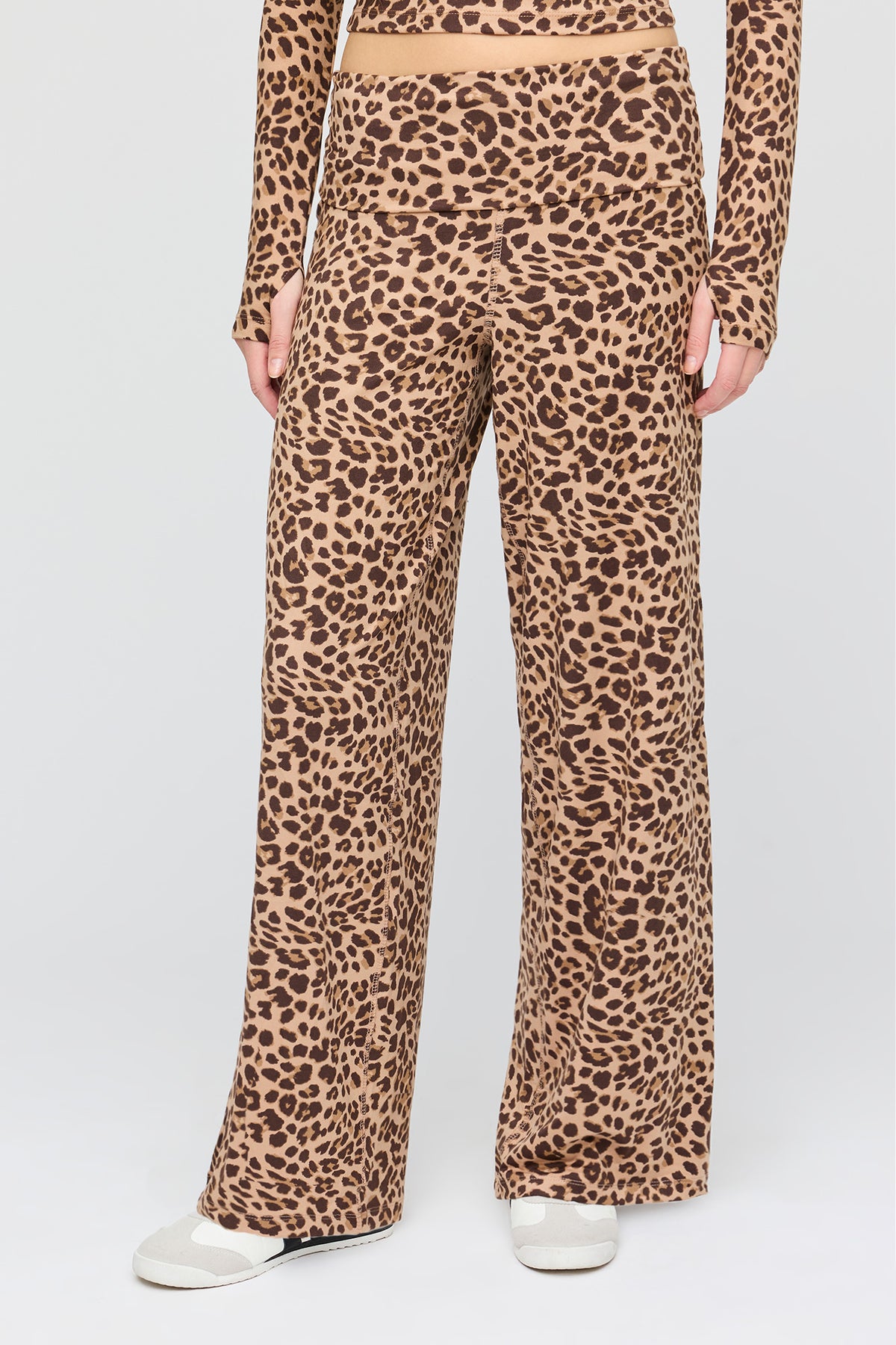 Vue alternative 2. Pantalon Active à jambe large avec bande pliée