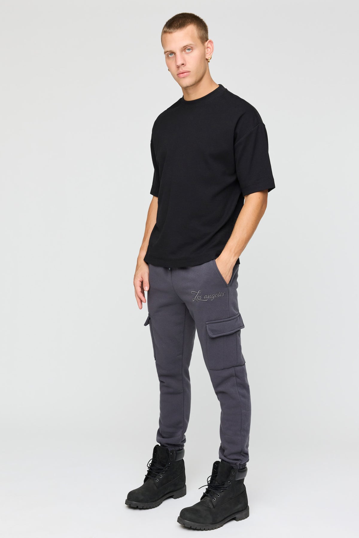 Vue alternative 2. Jogger cargo en molleton à imprimé LA 