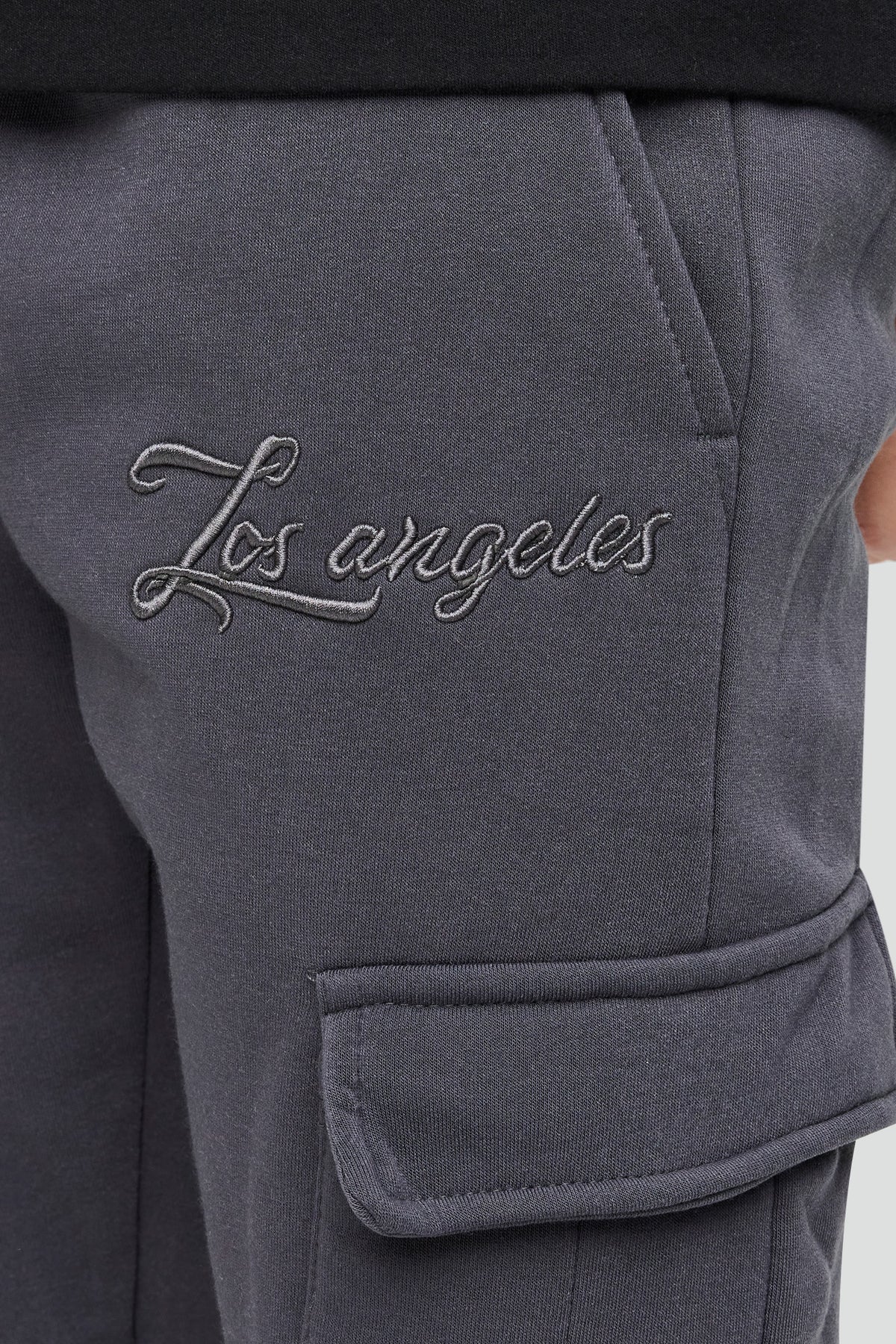 Vue alternative 4. Jogger cargo en molleton à imprimé LA 