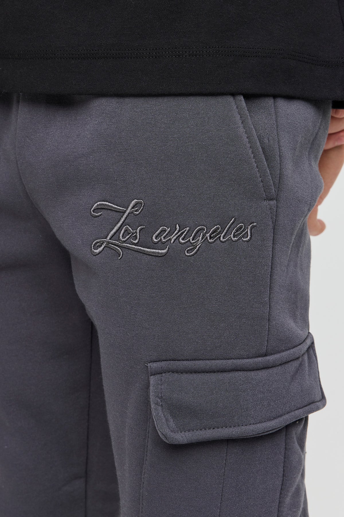 Vue alternative 4. Jogger cargo en molleton à imprimé LA 