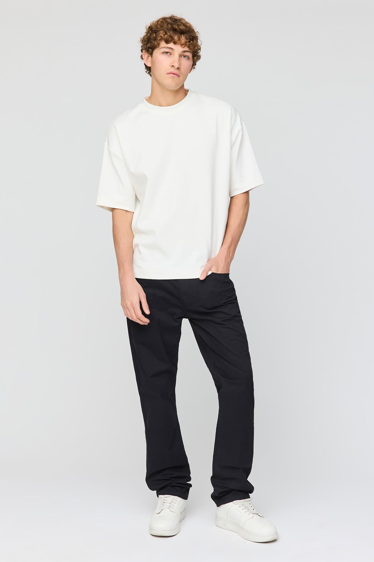 Vue alternative 2. Pantalon à jambe droite