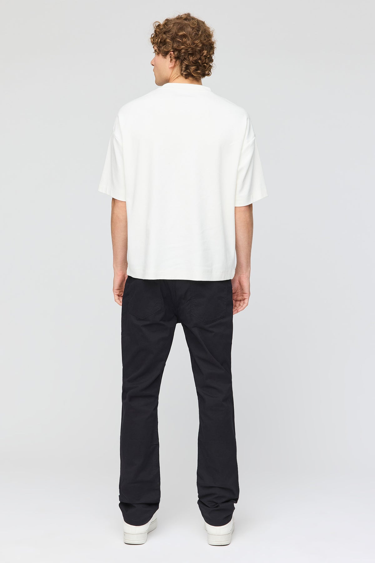 Vue alternative 3. Pantalon à jambe droite