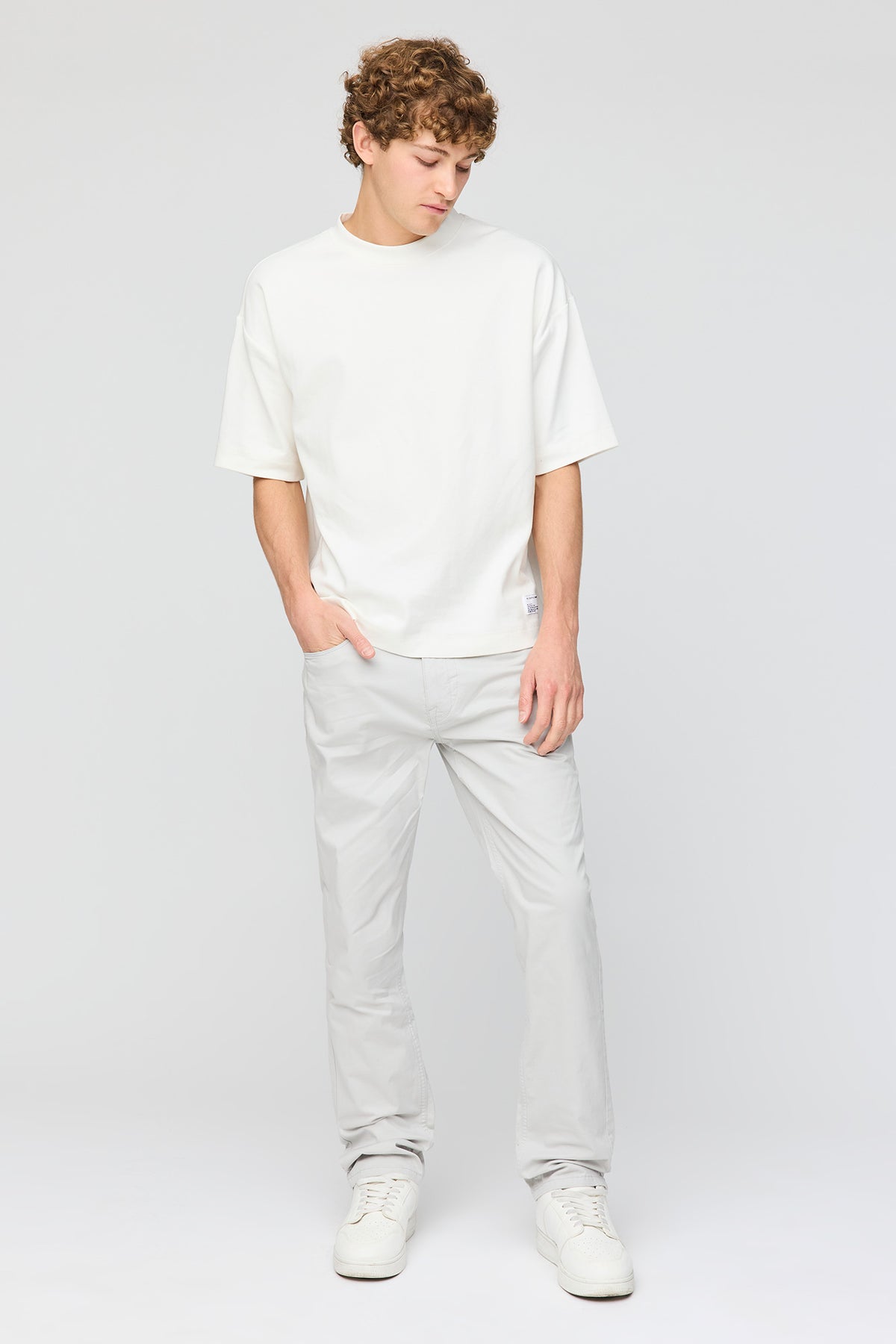 Vue alternative 2. Pantalon à jambe droite