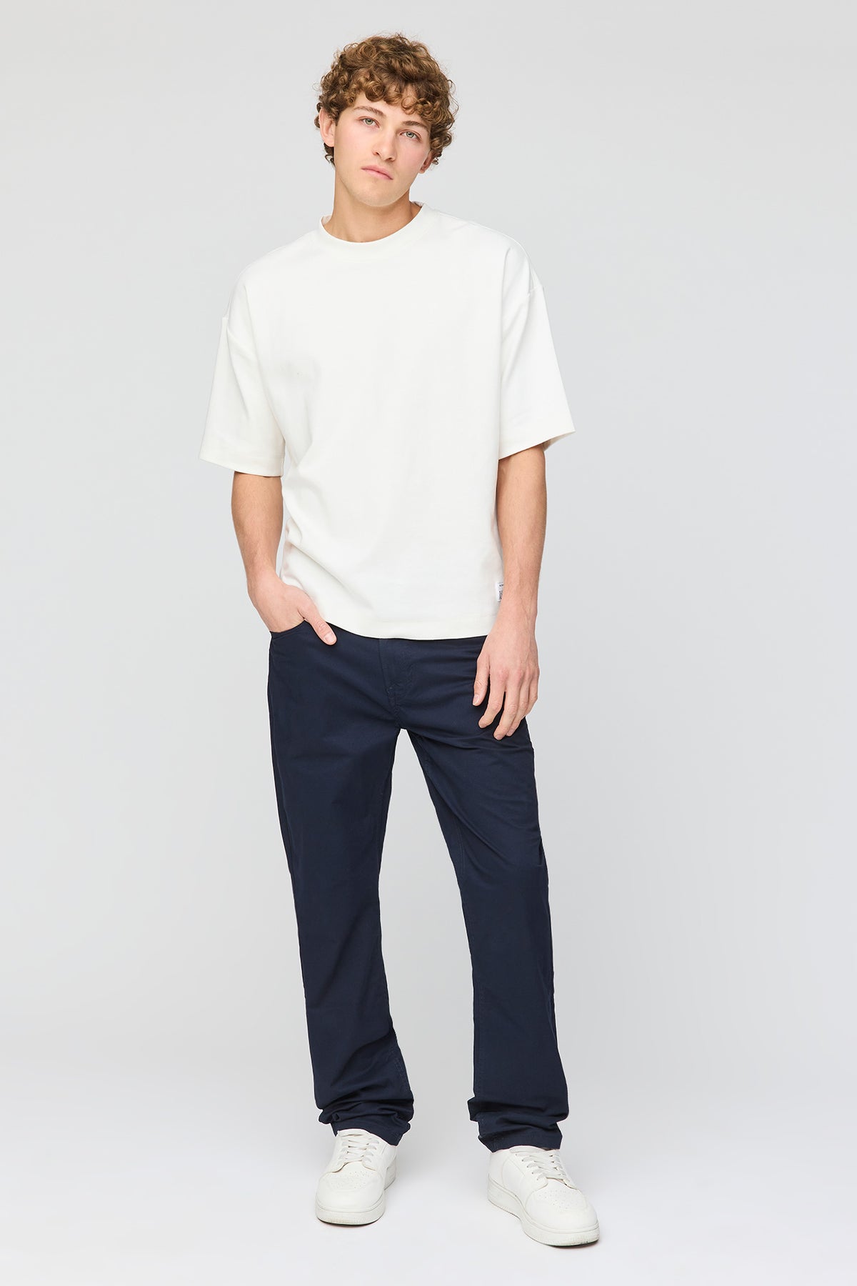 Vue alternative 2. Pantalon à jambe droite