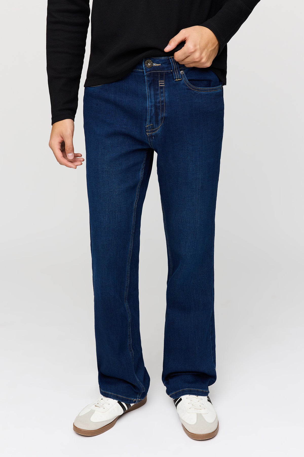 Jean extensible à jambe semi-évasée