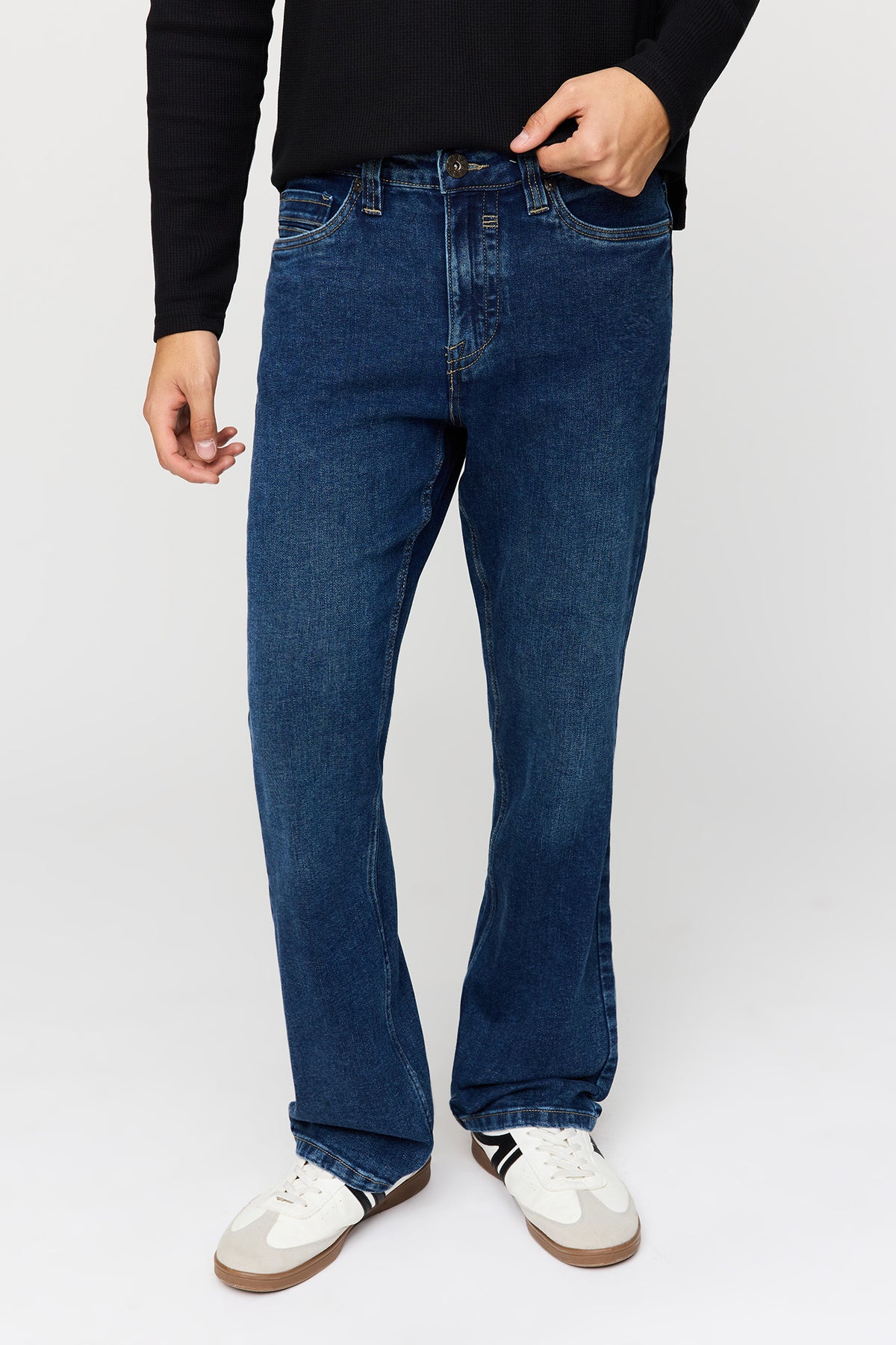 Jean extensible à jambe semi-évasée