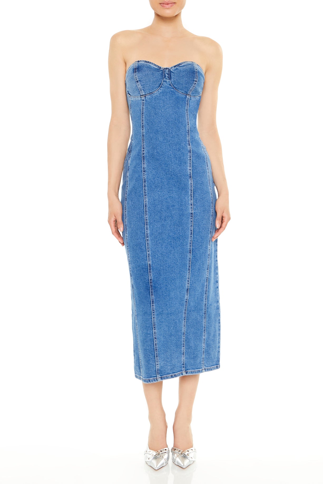 Robe midi à bretelles en denim avec décolleté coeur