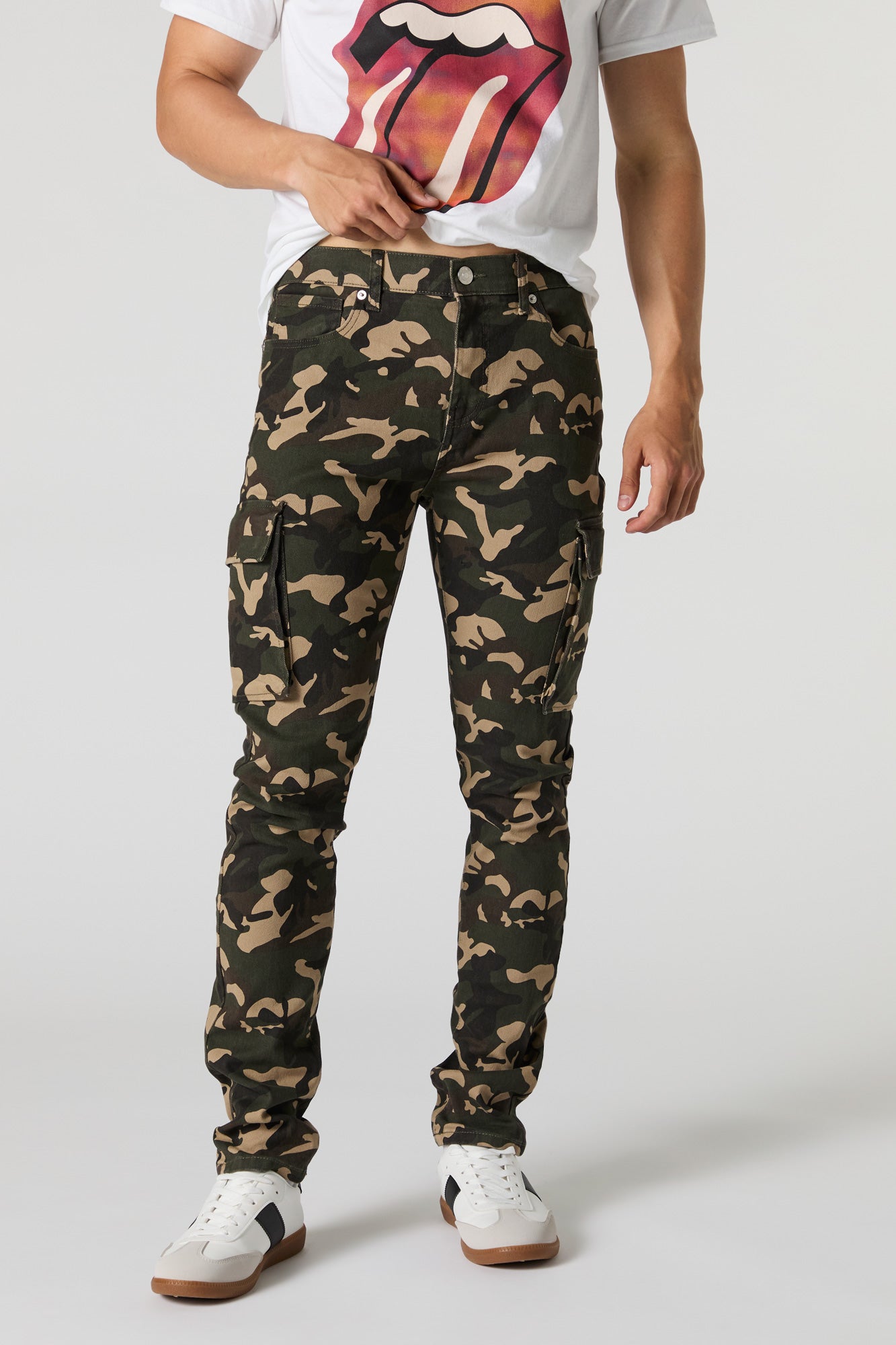 Pantalon cargo ajusté à motif camouflage