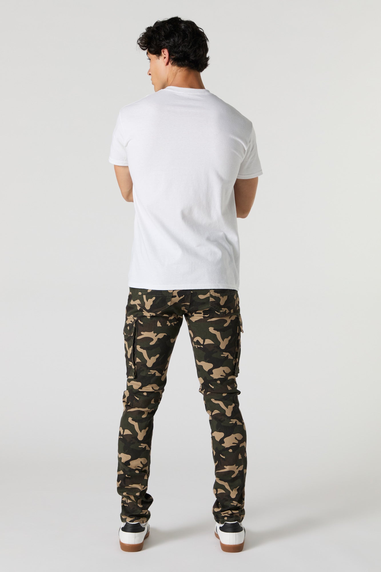 Pantalon cargo ajusté à motif camouflage